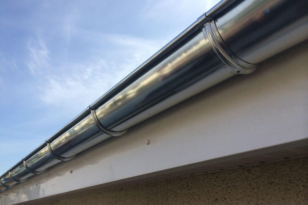 Pose de gouttières et chéneaux en zinc