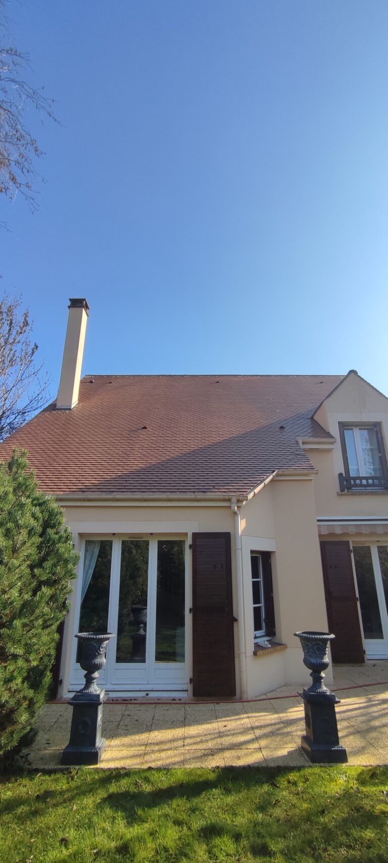 La même toiture après nettoyage et démoussage (Yvelines)