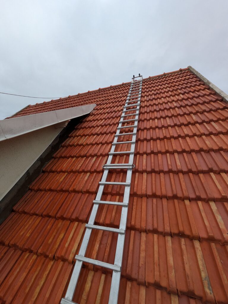 Nettoyage professionnel d'une toiture par un couvreur D&D Service (Yvelines)
